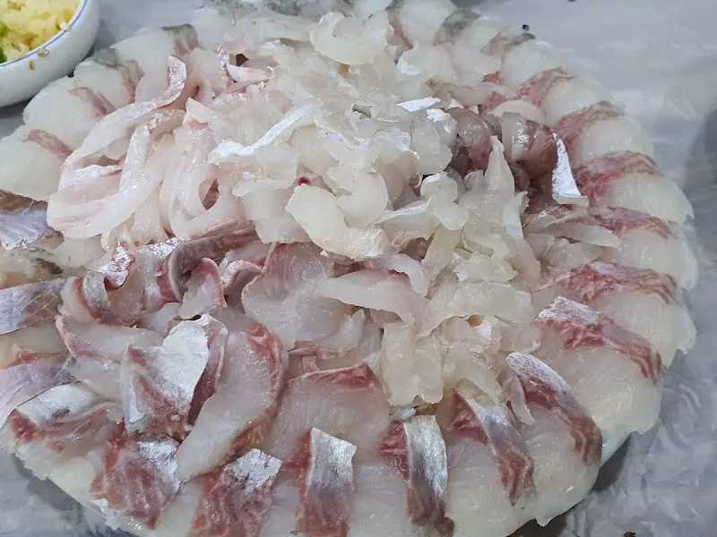 접시 가득 담긴 싱싱한 광어회