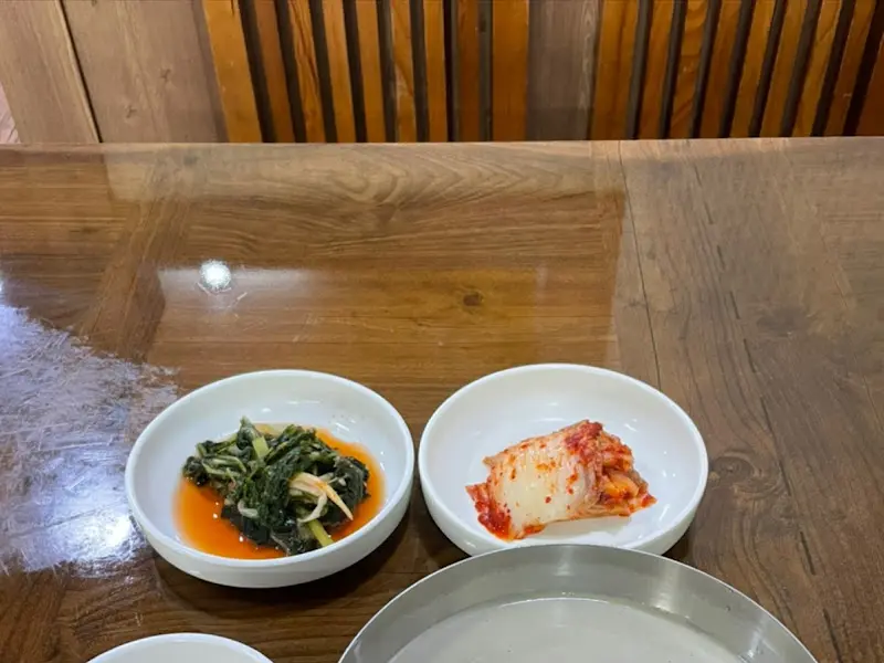 콩국수와 함께 제공되는 김치