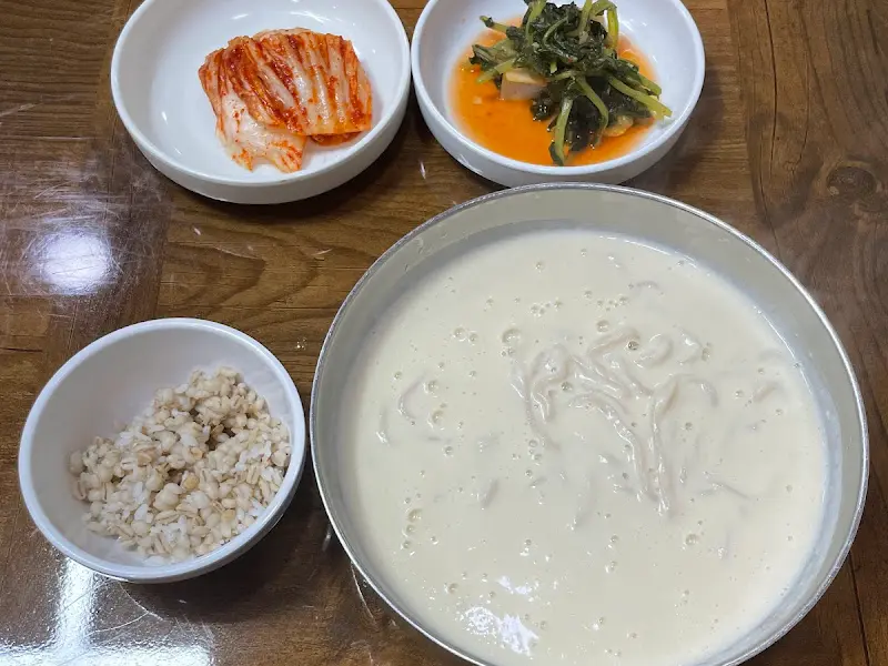 콩국수와 김치, 보리밥