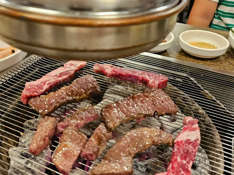 숯불 위에서 구워지는 갈비