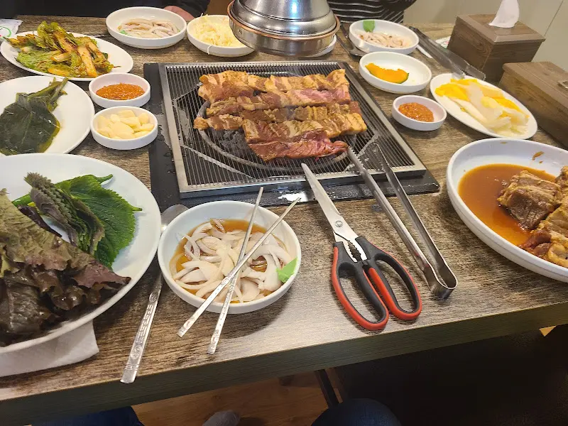 갈비와 다양한 반찬들