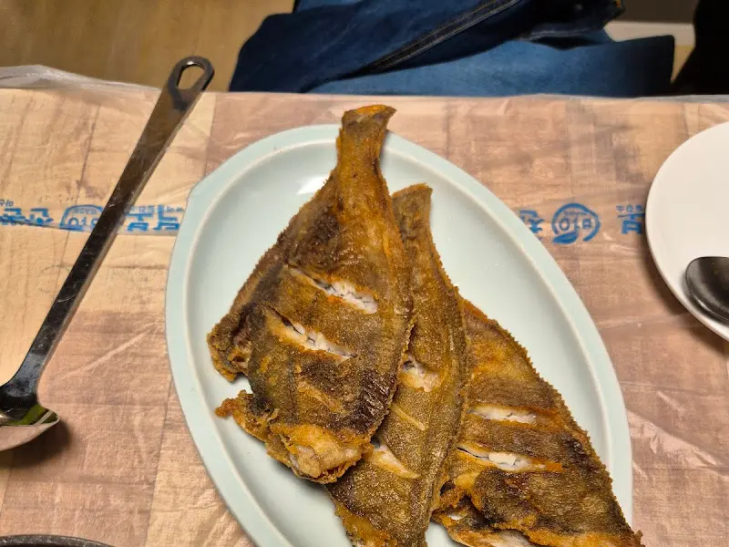 노릇노릇 구워진 가자미 구이