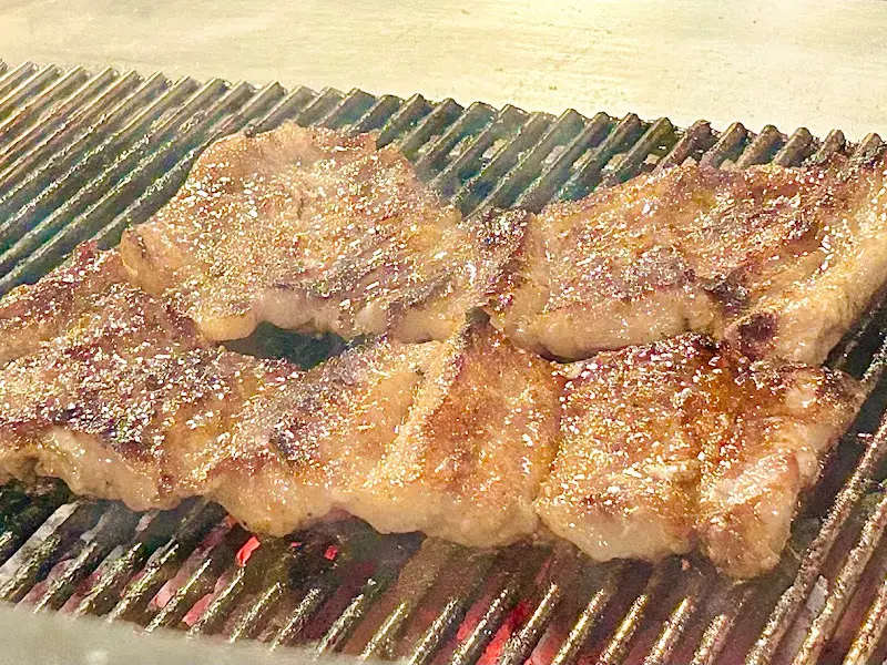 초벌된 양념갈비가 숯불 위에 올려져 구워지는 모습