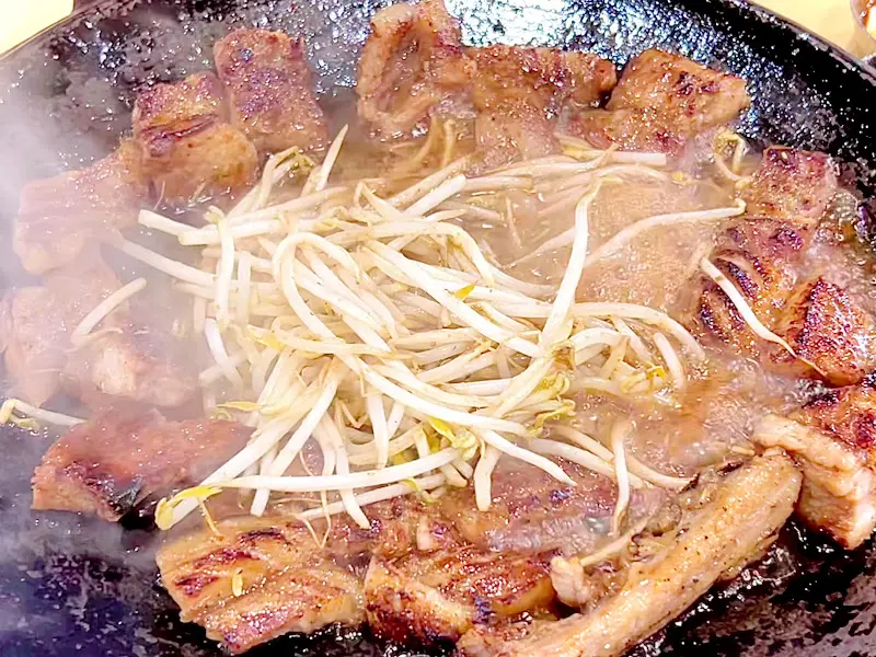 양념갈비와 함께 구워지는 숙주의 모습