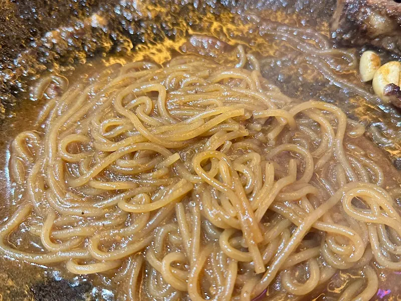 양념에 볶아진 감자사리의 클로즈업 모습