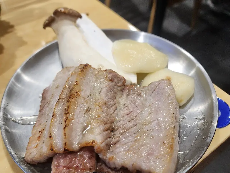 버섯, 마늘과 함께 구워지고 있는 오겹살