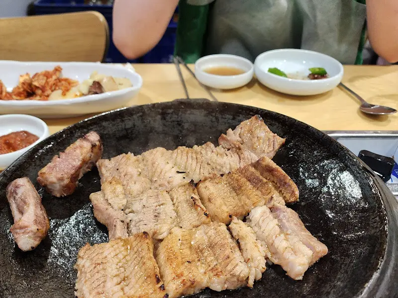 해강숯불갈비에서 맛있는 식사를 즐기는 사람들