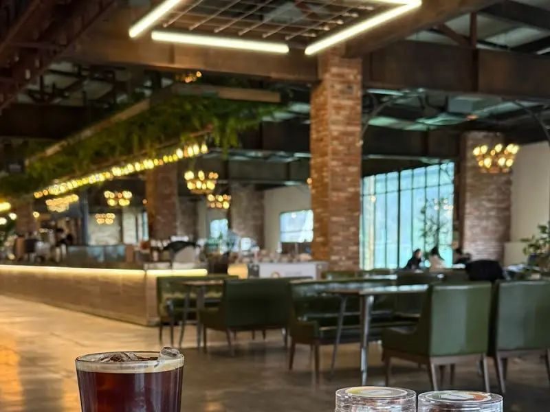 넓고 세련된 내부