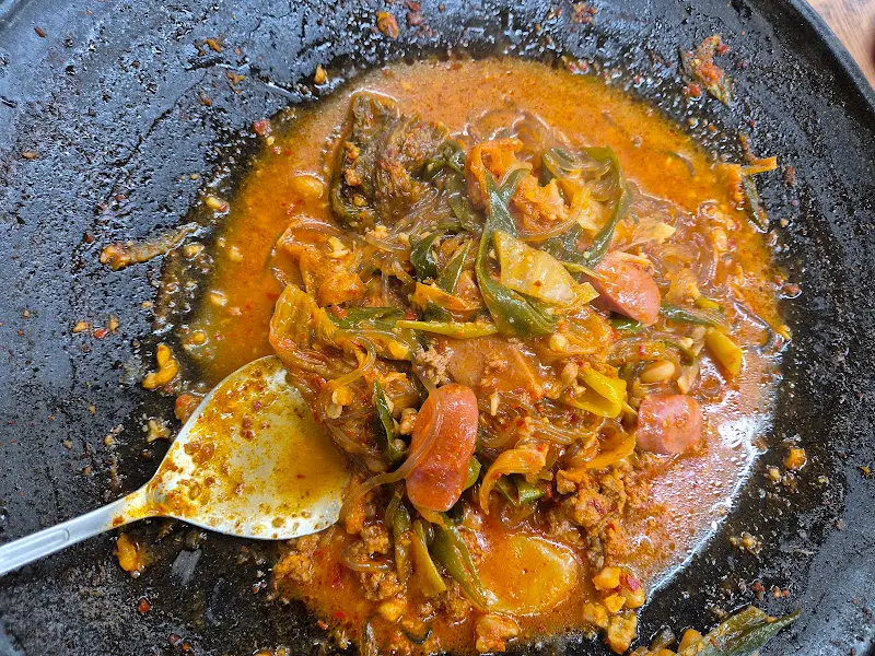 남은 국물에 밥을 볶아 먹는 모습