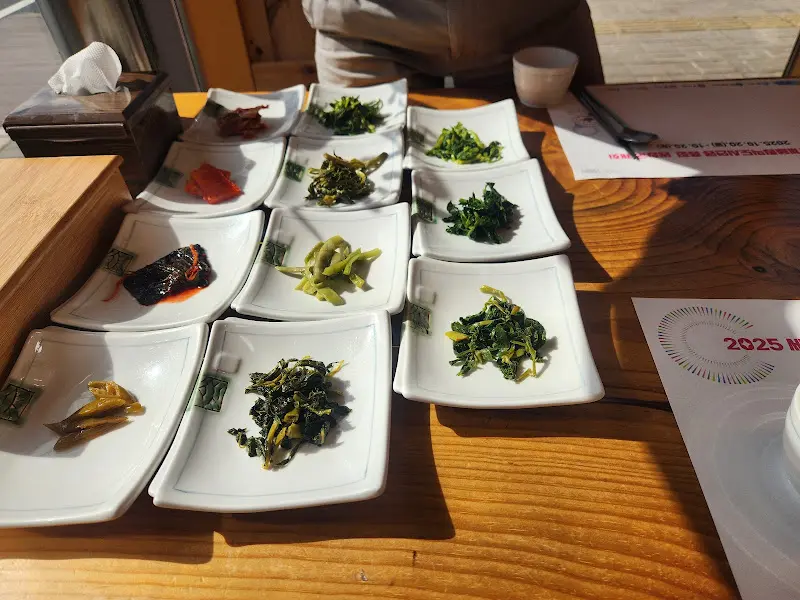 다양한 나물 반찬들