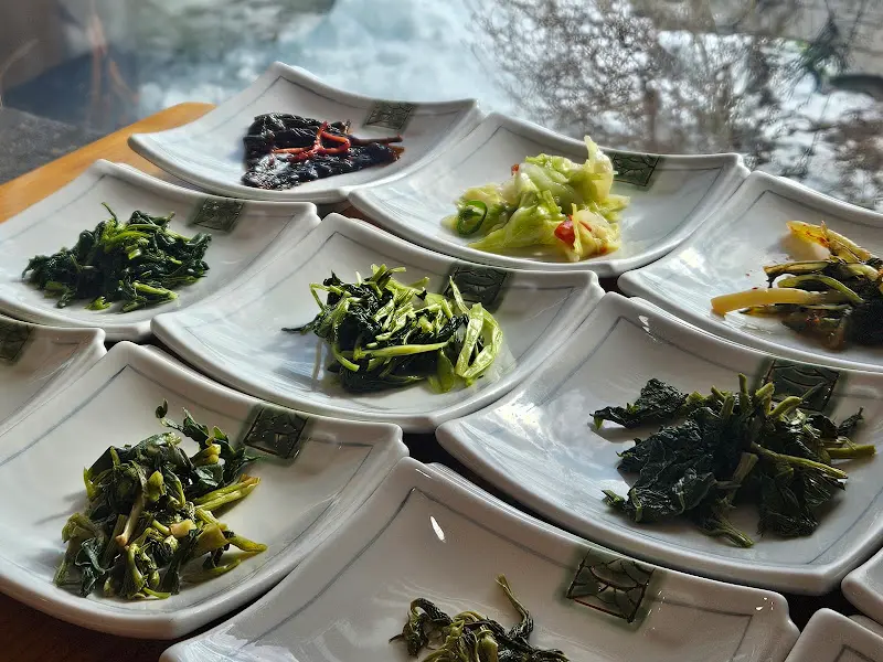 정갈하게 담긴 나물들