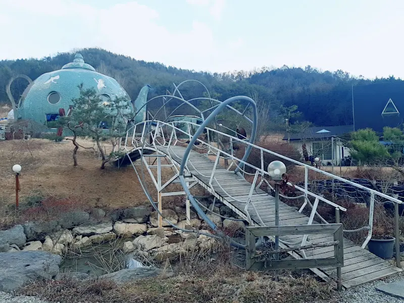 주전자 모양의 카페 외관과 다리