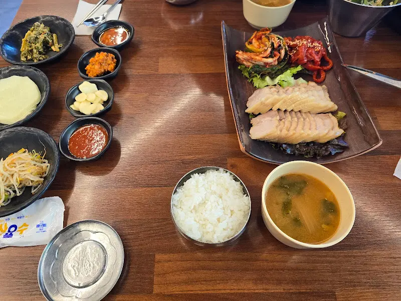 다채로운 밑반찬과 보쌈의 조화