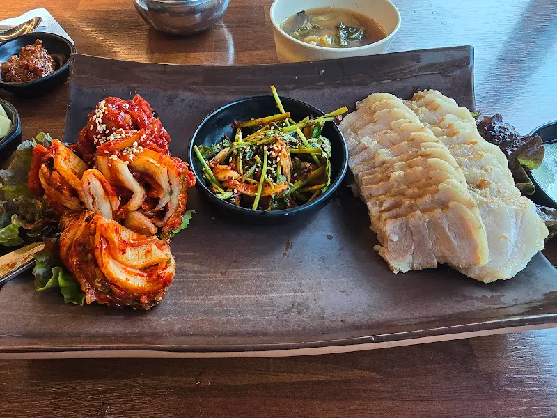 윤기가 흐르는 보쌈과 맛깔스러운 김치