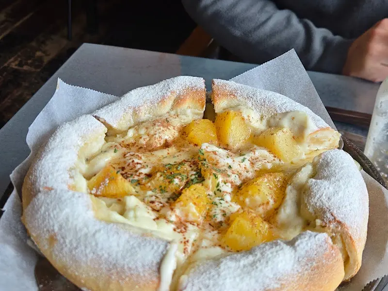 소보로 고르곤졸라 시카고 피자의 클로즈업 샷