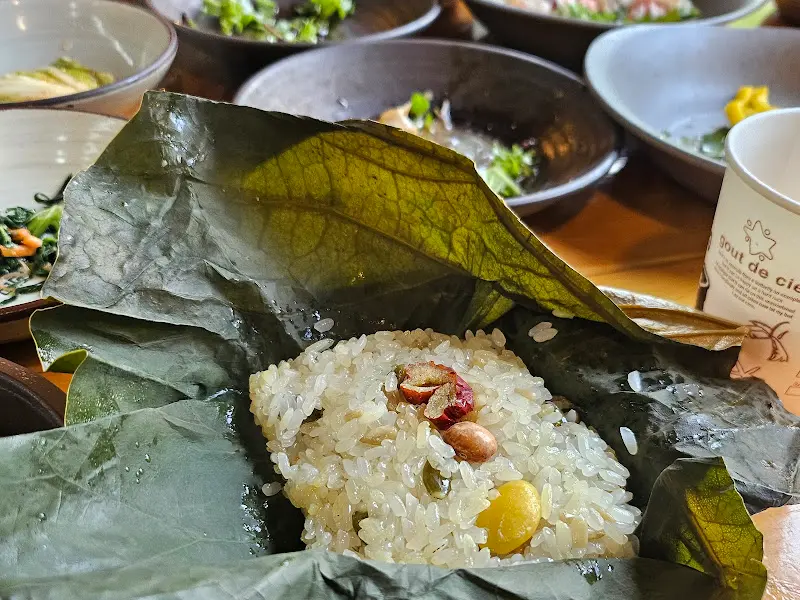 향긋한 연잎에 싸여 있는 찰진 연잎밥