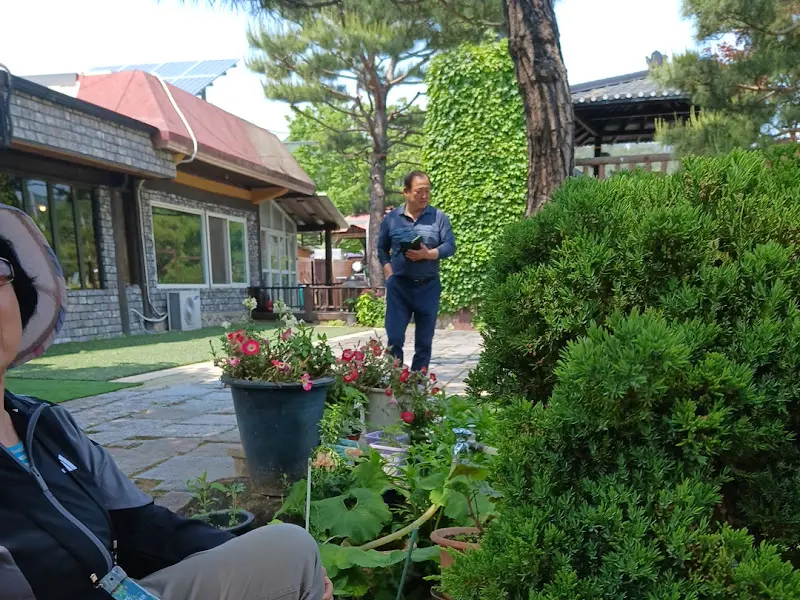 정원 한켠에 자리잡은 장독대의 모습