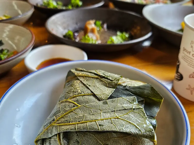 연잎밥 정식에 함께 나오는 다양한 반찬들