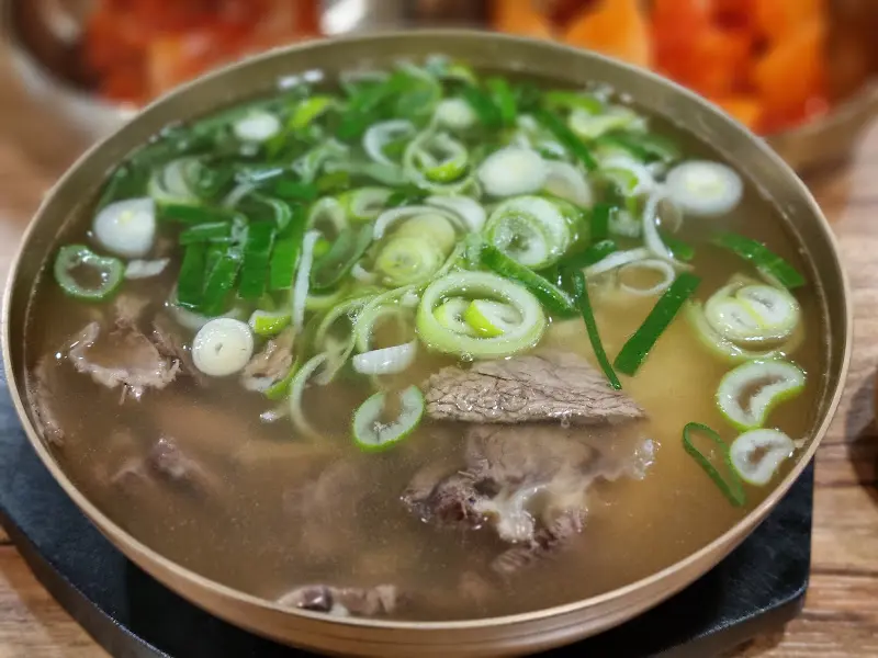 놋그릇에 담겨 나온 특곰탕 특살로만