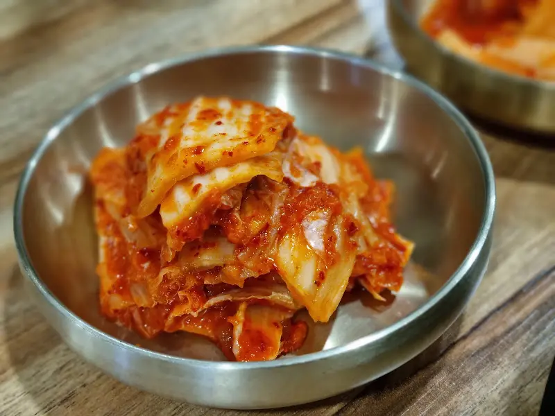 놋그릇에 담겨 나온 김치