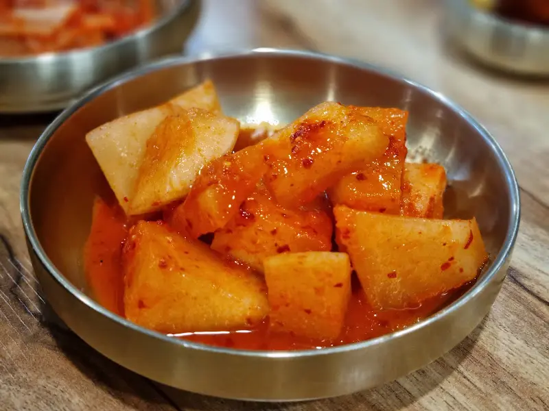 놋그릇에 담겨 나온 깍두기