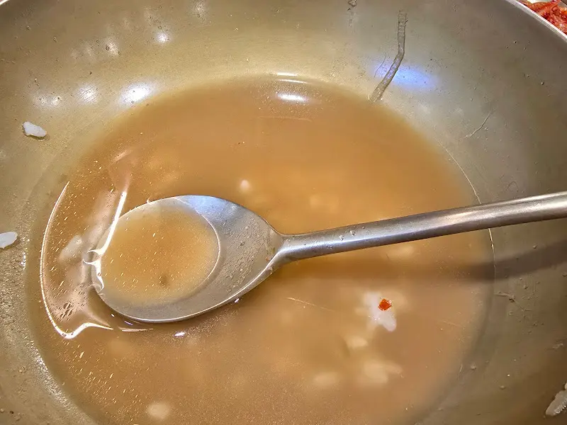 거의 다 비워진 곰탕 그릇