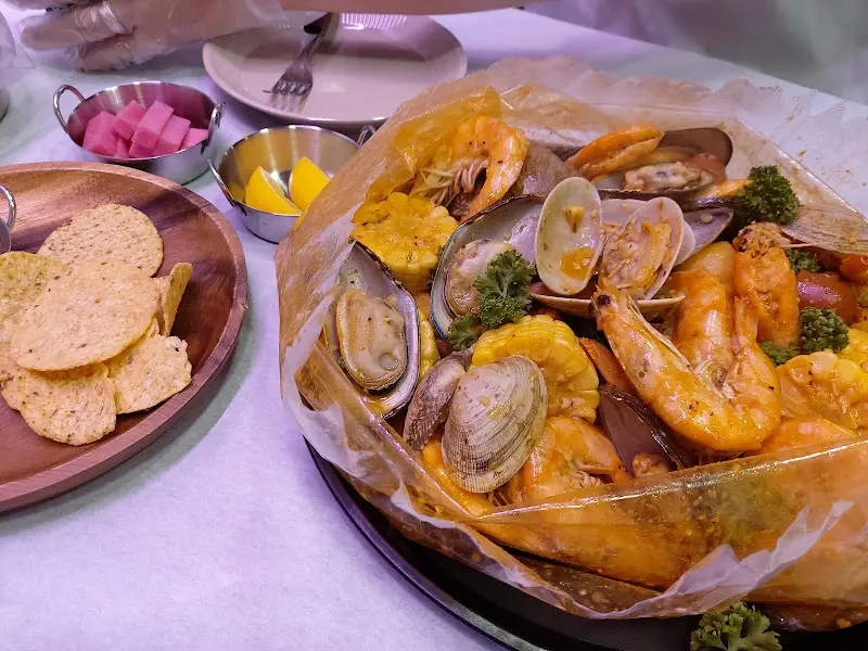 해산물이 가득 담긴 봉지