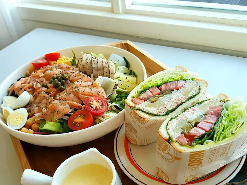 연어샐러드와 샌드위치