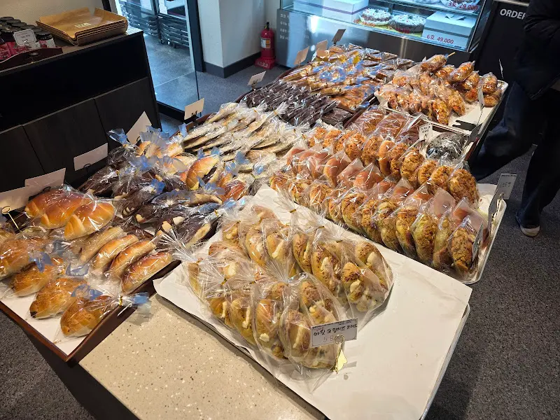 으리베이커리 빵 진열대