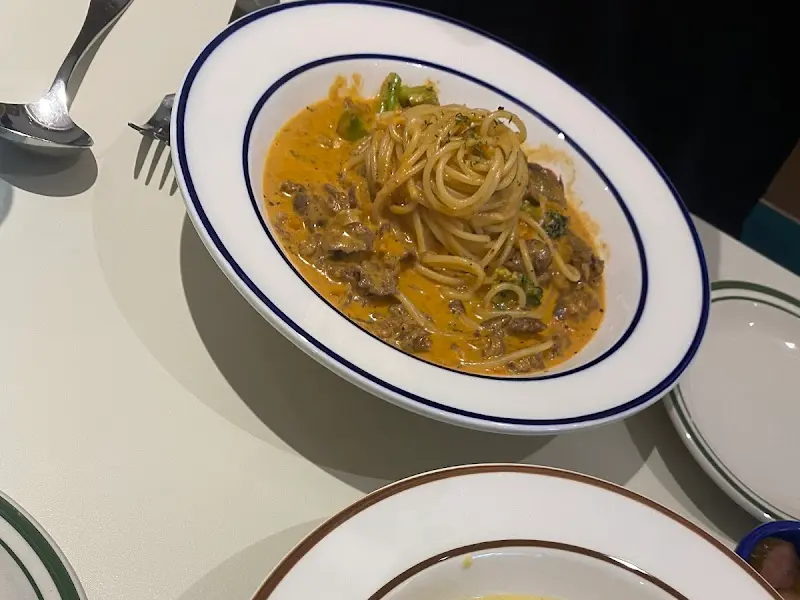 다양한 메뉴가 놓인 테이블