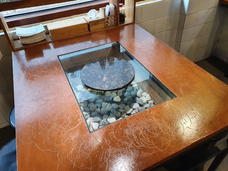 돌이 깔린 테이블