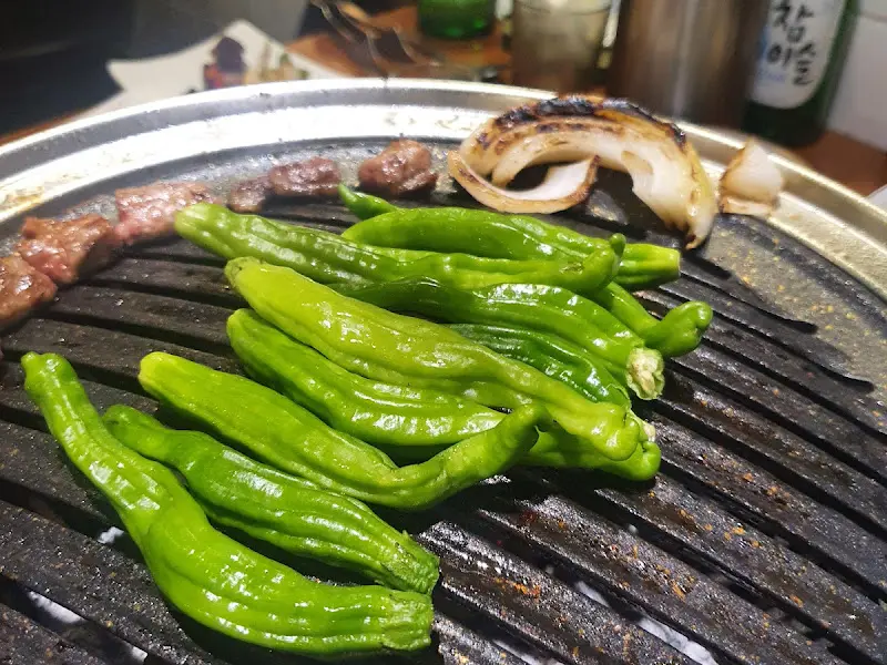 숯불 위에 구워지는 채소들