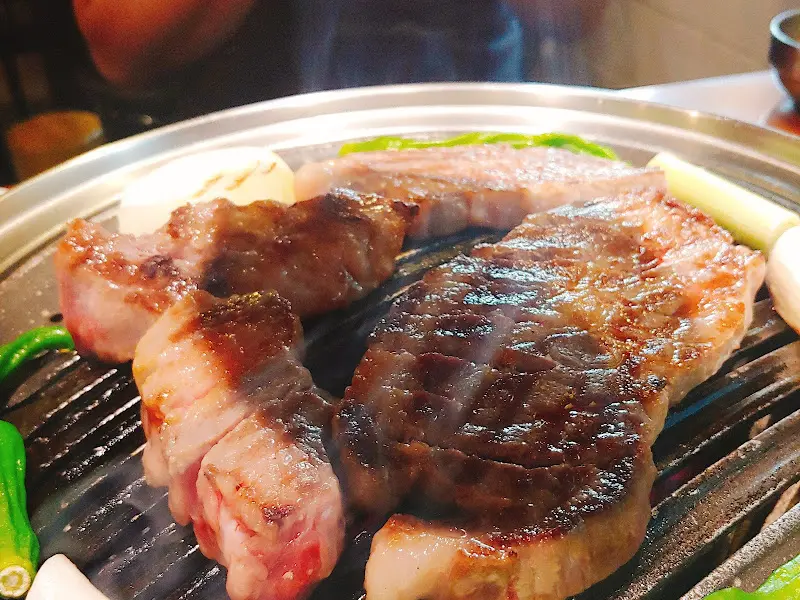 잘 구워진 이베리코 흑돼지