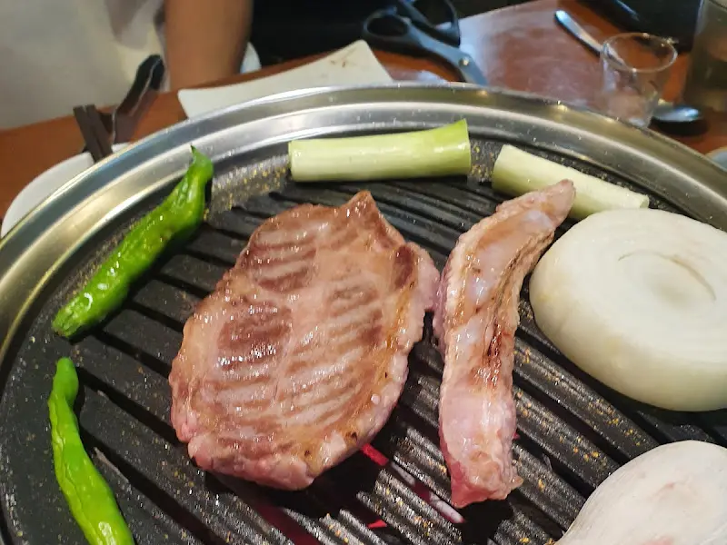 숯불에 구워지는 고기와 채소