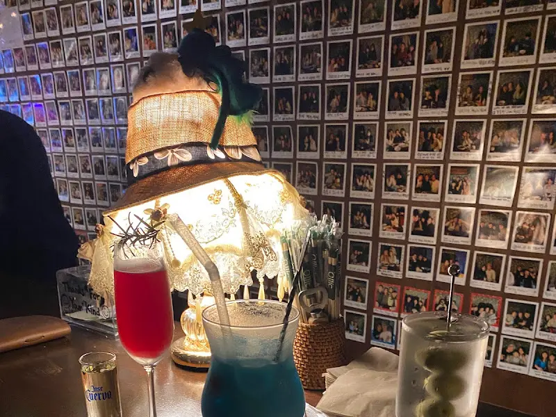 칵테일과 테이블