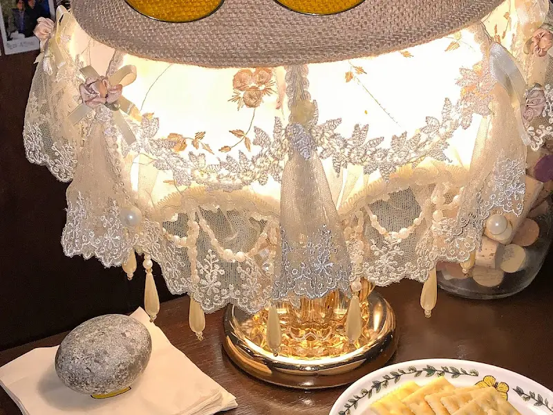 테이블 위의 램프