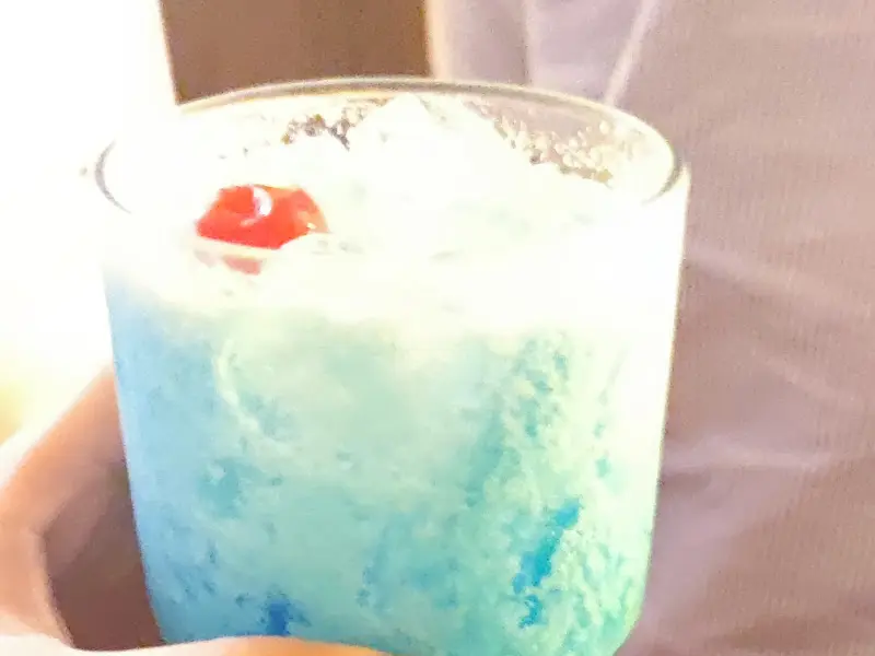 칵테일 제조 모습