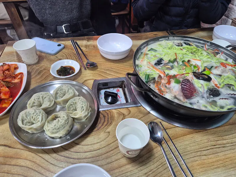 사랑방 칼국수의 해물칼국수와 왕만두