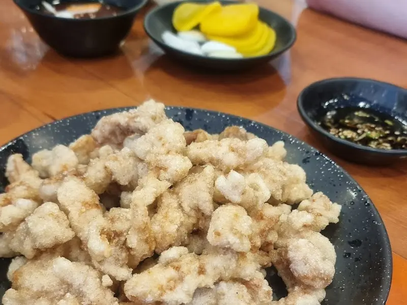 뽀얀 튀김옷을 입은 오징어 탕수육