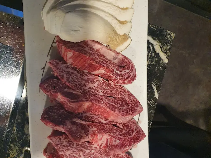 선명한 마블링이 돋보이는 돼지고기