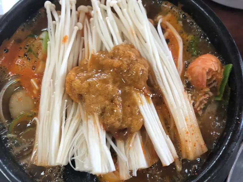 싱싱한 해산물이 가득 들어간 해물뚝배기