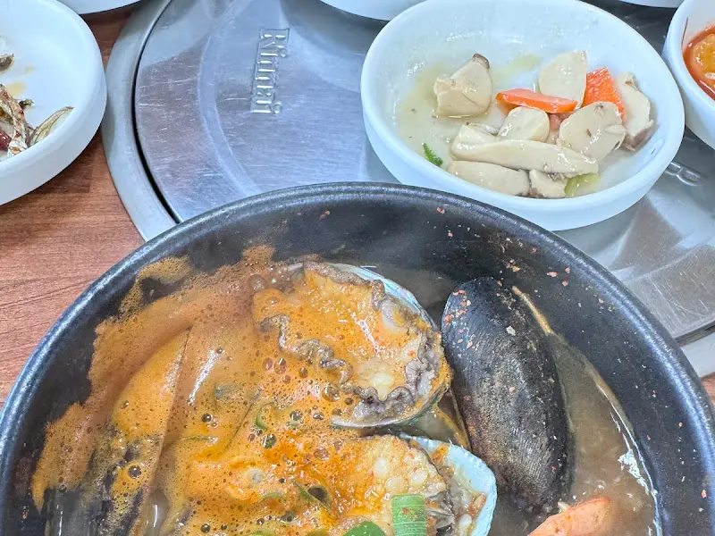 뚝배기 안을 가득 채운 오분자기와 해산물