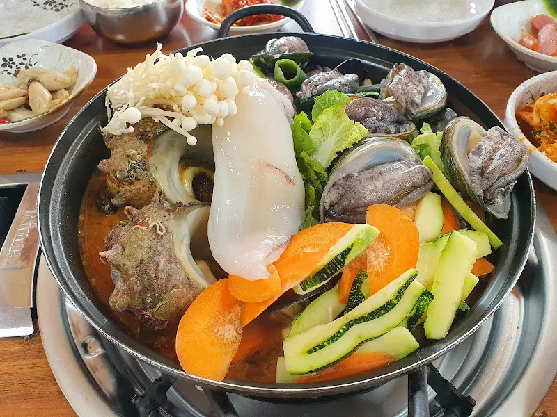 해산물과 채소가 듬뿍 들어간 푸짐한 뚝배기