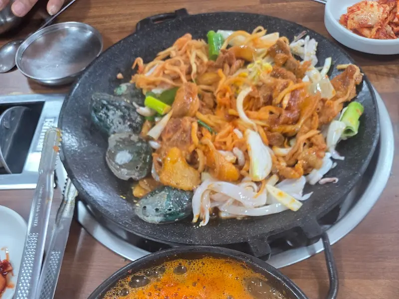 철판에 구워져 나오는 흑돼지 두루치기