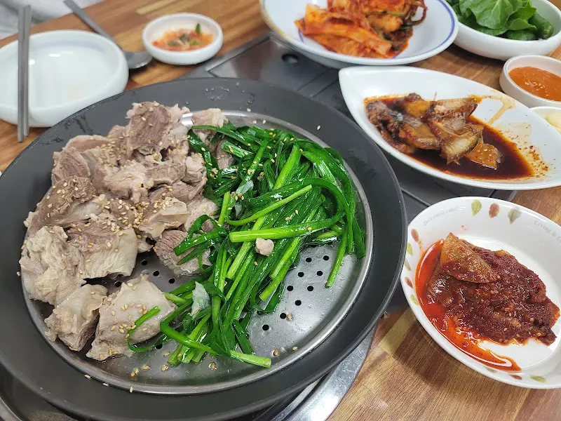 윤기가 좌르르 흐르는 간받이 수육과 싱싱한 부추의 만남