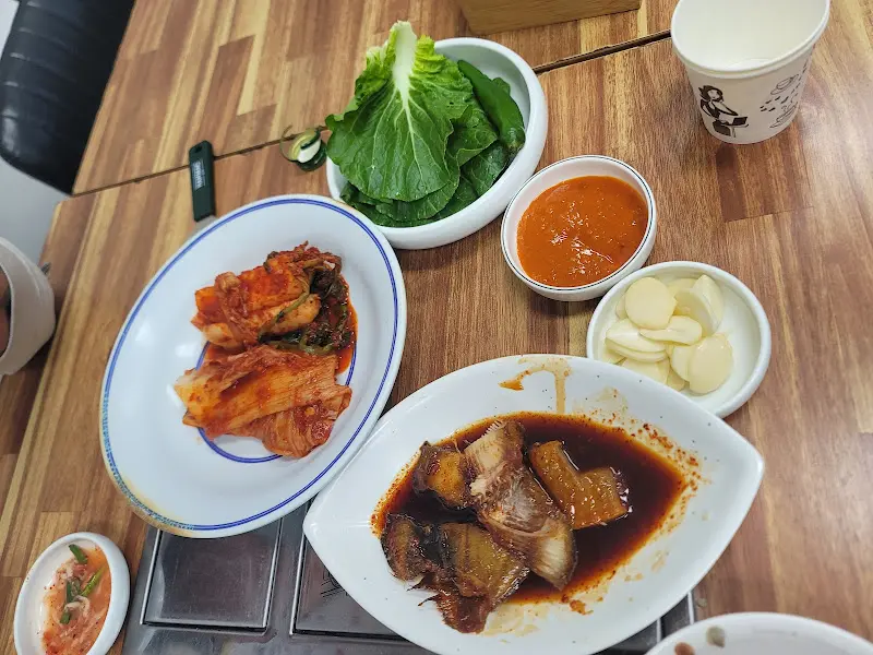 다채로운 밑반찬 퍼레이드