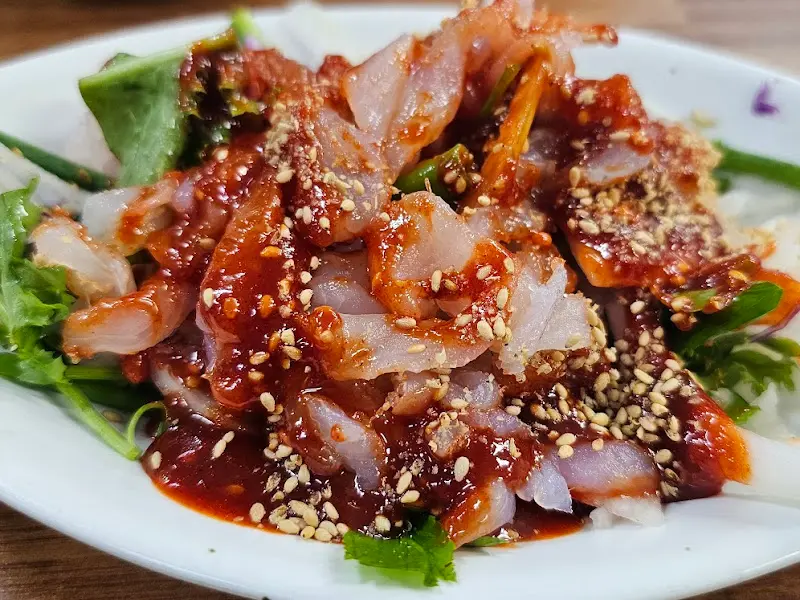 매콤달콤한 양념에 버무려진 회무침