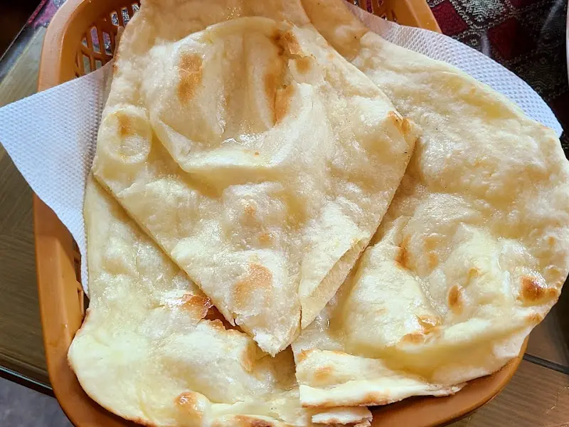 따뜻하게 구워져 나온 난의 모습