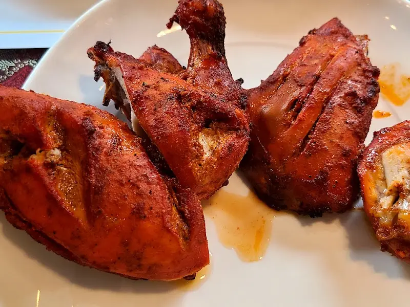 붉은 빛깔이 매혹적인 탄두리 치킨