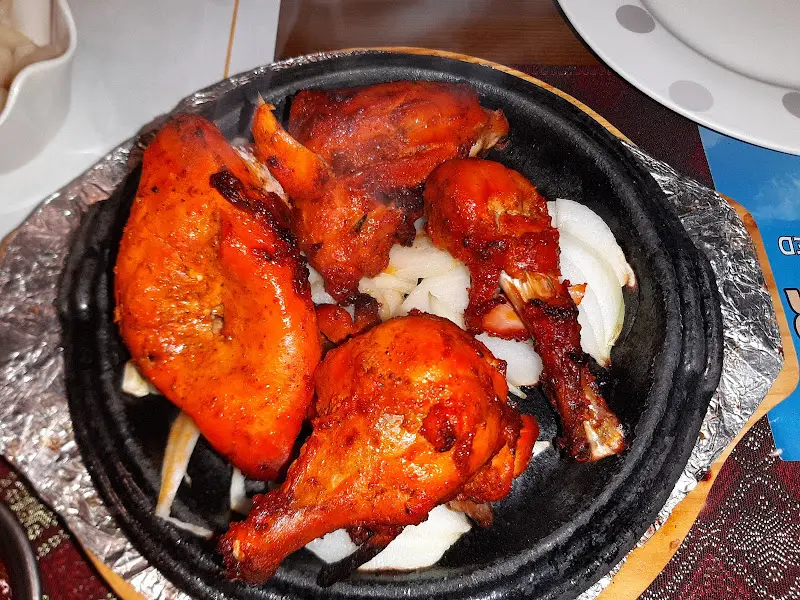 뜨겁게 구워져 나오는 탄두리 치킨